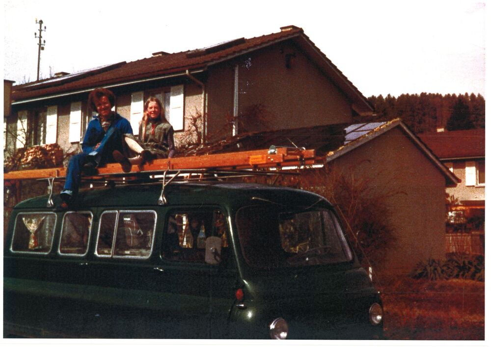 Erster Lieferwagen von Josef Jenni vor dem Elternhaus.